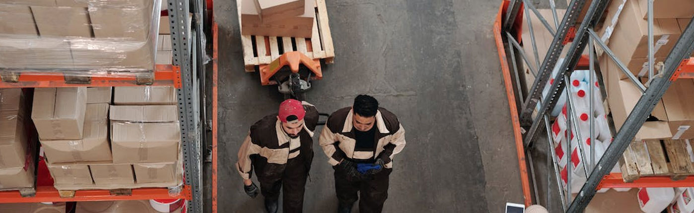 强大的钣金加工设备，庞大的钣金生产能力，年产量高达30万台。首页